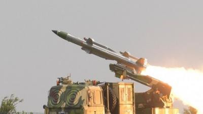 Đạn tên lửa của tổ hợp Akash sử dụng động cơ phản lực dòng thẳng cung cấp cho tên lửa lực đẩy cực mạnh và tốc độ bay siêu âm. Đạn tên lửa có trọng lượng 720kg, đầu đạn nặng 60kg, đường kính 350mm, dài 5.78m. Tầm bắn tối đa 30km và trần bay tối đa 18km, tốc độ tối đa Mach 2.5 Ảnh: Tổ hợp Akash khai hỏa.