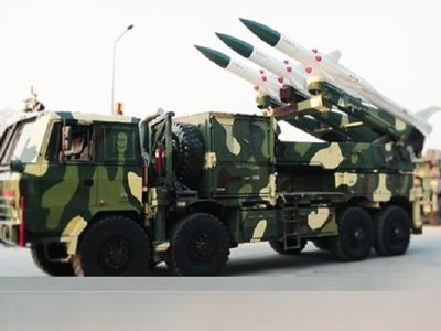 Nhằm thoát khỏi vòng xoáy nhập khẩu vũ khí, tự chủ trang thiết bị cho bản thân, Ấn Độ đã bắt tay vào nghiên cứu tổ hợp tên lửa phòng không tầm ngắn Akash từ những năm 1990. Akash được phát triển dựa trên cơ sở công nghệ của tổ hợp tên lửa 2K12 Kub (SA-6) được mệnh danh là “Ba ngón tay thần chết” của Liên Xô. Ảnh: Xe phóng tổ hợp Akash.