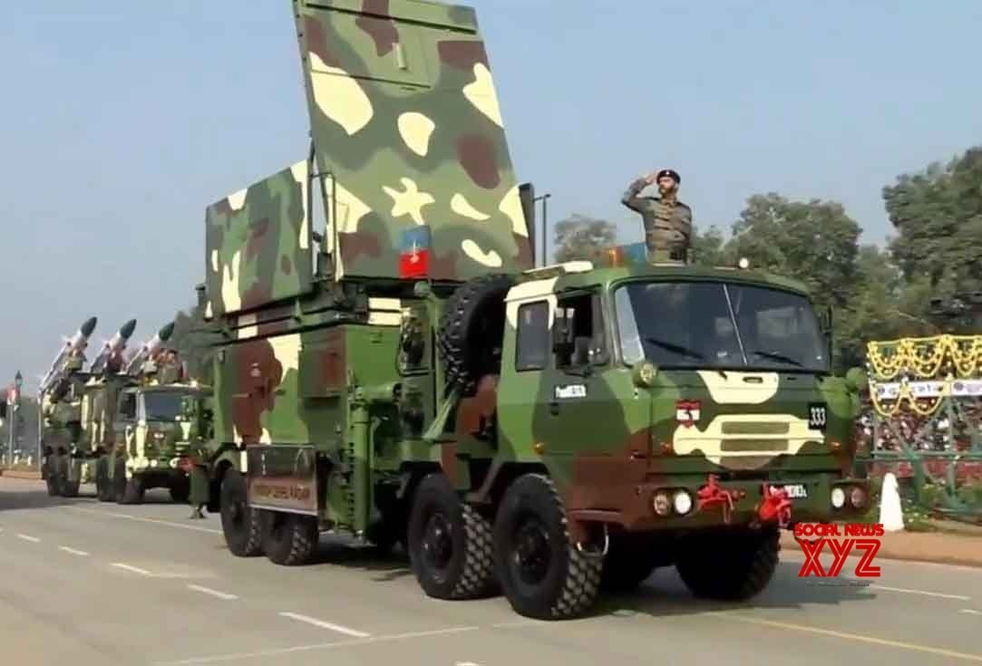 “Tai mắt” của mỗi tổ hợp Akash là hệ thống ra-đa mảng pha Rajendra hoạt động ở băng tần G/H-Band (4-8 GHz), phạm vi giám sát ra-đa là 60km. Tầm giám sát của tổ hợp Akash được mở rộng lên gấp 3 khi kết hợp với các ra-đa SR và 3D-CAR Rohini có phạm vi giám sát là 100 và 180km. Sự kết hợp này giúp nâng cao đáng kể khả năng đối phó với các mục tiêu được áp dụng công nghệ tàng hình và bay thấp. Hệ thống máy tính điều khiển hỏa lực của Akash có thể đồng thời theo dõi 64 mục tiêu, chỉ thị tấn công đồng loạt 12 mục tiêu. Ảnh: Xe radar của tổ hợp Akash.