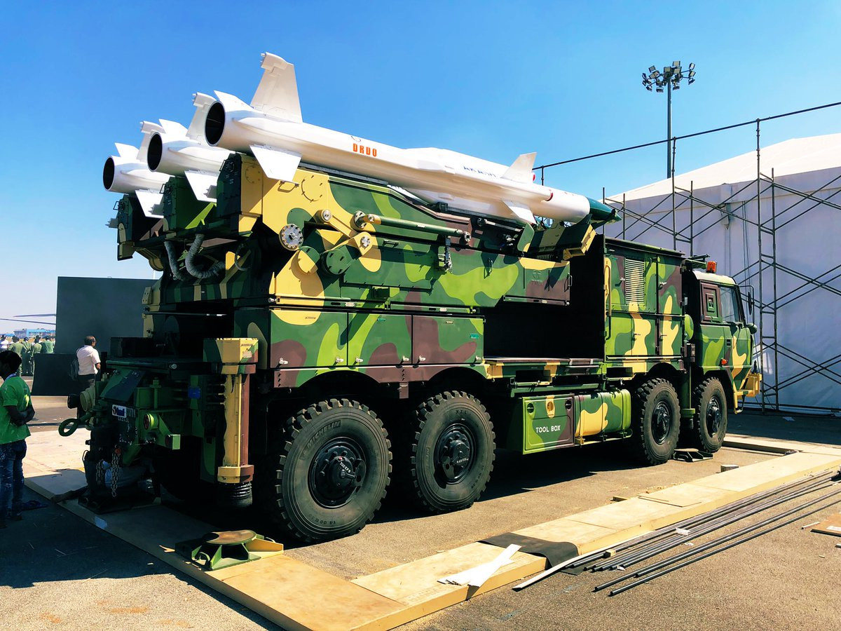 Việc đưa các tổ hợp Akash đến khu vực biên giới giáp với Trung Quốc đã nâng cao năng lực tại đây của quân đội Ấn Độ lên một cách rõ rệt và sẽ là mối đe dọa vô cùng nghiêm trọng đối với lực lượng Không quân Trung Quốc khi hoạt động tại đây. Việc hai nước liên tục đưa ra các động thái áp chế lẫn nhau hiện nay vẫn chưa có dấu hiệu dừng lại và tình hình vẫn nóng hơn bao giờ hết. Ảnh: Xe phóng tổ hợp Akash.