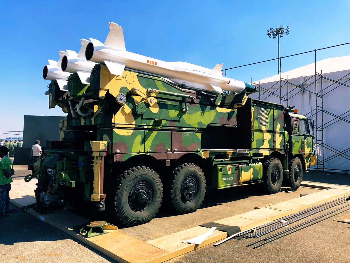 Việc đưa các tổ hợp Akash đến khu vực biên giới giáp với Trung Quốc đã nâng cao năng lực tại đây của quân đội Ấn Độ lên một cách rõ rệt và sẽ là mối đe dọa vô cùng nghiêm trọng đối với lực lượng Không quân Trung Quốc khi hoạt động tại đây. Việc hai nước liên tục đưa ra các động thái áp chế lẫn nhau hiện nay vẫn chưa có dấu hiệu dừng lại và tình hình vẫn nóng hơn bao giờ hết. Ảnh: Xe phóng tổ hợp Akash.