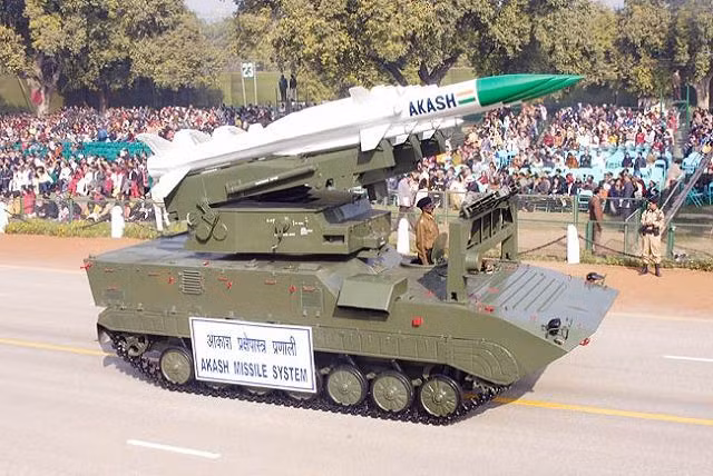 Thành phần tổ hợp Akash gồm có: 4 xe phóng (mỗi xe mang 3 đạn tên lửa), xe trung tâm chỉ huy, hệ thống xe radar, xe hậu cần, … và có thể cung cấp một ô phòng không tầm trung trong diện tích 2.000km vuông. Ảnh: Xe phóng Akash đặt trên khung gầm xe BMP cải tiến.