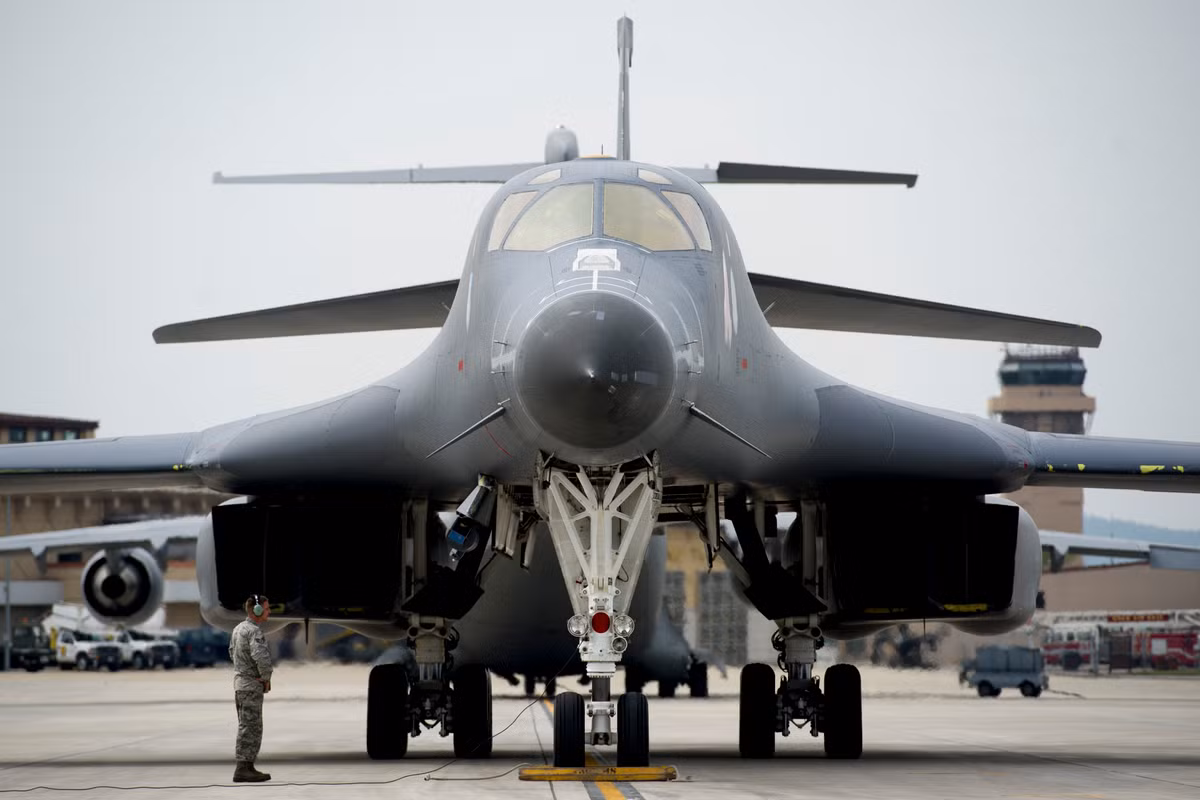 B-1 Lancer có chiều dài 44.5m, sử dụng thiết kế cánh cụp cánh xòe đặc trưng kiểu máy bay trong cuối chiến tranh Lạnh, tốc độ tối đa Mach 1.25, trần bay 18.000m. Ảnh: Oanh tạc cơ B-1 Lancer