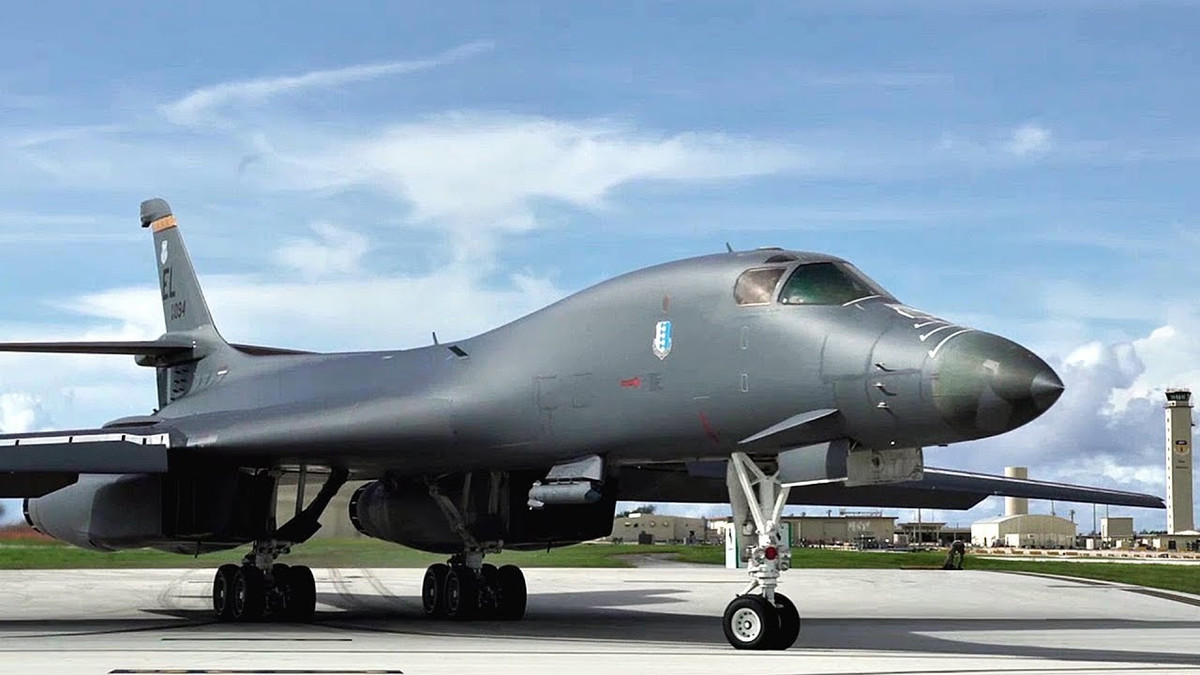 Trước đó trong tháng 7, một chiếc B-1 Lancer cất cánh từ Guam đã phối hợp diễn tạp hàng hải cùng cụm tác chiến tàu sân bay USS Ronald Reagan (CVN-76) của Hải quân Mỹ tại khu vực biển phía bắc Nhật Bản khi cụm tàu này vừa kết thúc chuyến diễn tập tàu sân bay kép tại Biển Đông. Ảnh: Máy bay ném bom chiến lược B-1 Lancer.
