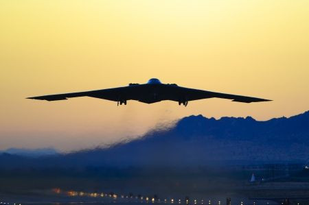 Hiện nay, Không quân Mỹ đang vận hành 20 chiếc B-2 Spirit và mỗi chiếc được đặt tên theo một bang của đất nước này. Ảnh: Máy bay ném bom B-2 Spirit hạ cánh.