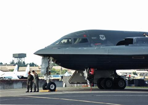 Với tầm bay xa như vậy, việc Không quân Mỹ triển khai B-2 ở căn cứ Diego Garcia, ngoài khơi Ấn Độ Dương khiến cho nó có thể vươn tới hầu hết mọi vị trí trên Biển Đông. Đặc biệt, B-2 Spirit còn có thể khai hỏa tên lửa hành trình AGM-158 JASSM với tốc độ cận âm, phiên bản nâng cấp của nó có tầm bắn tới hơn 900km hoặc phiên bản chống hạm của nó với tầm bắn trên 500km. Ảnh: B-2 Spirit đang đậu tại căn cứ.