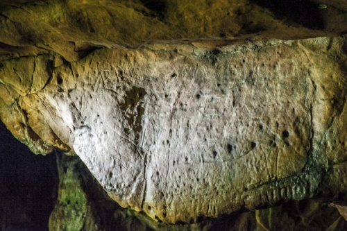 Tuy nhiên, không biết điều gì thúc đẩy họ áp dụng rất nhiều lớp bảo vệ trên tường và trần hang.