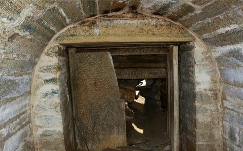 Khi tiến vào bên trong lăng mộ, các chuyên gia giật mình khi nhìn thấy có một "bóng người" bí ẩn phía sau cửa mộ. Tuy nhiên, sau khi bình tĩnh, họ nhận ra đó là một bộ hài cốt nam giới. Sau những kiểm tra, họ xác định thi hài đó là của một tên trộm mộ.