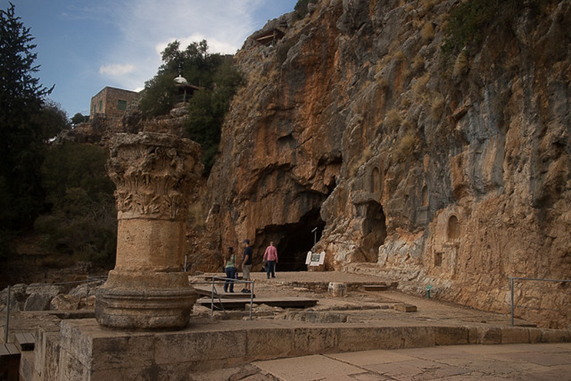 Kho báu là 44 đồng tiền vàng nguyên chất, có niên đại từ thế kỷ thứ 7, được tìm thấy trong một bức tường cũ kỹ tại khu bảo tồn thiên nhiên Hermon Stream (Banias) - Israel.