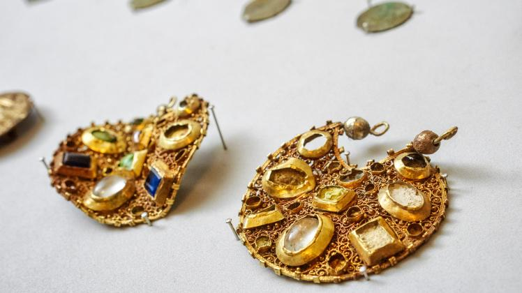 Chúng được các nhà khảo cổ phát hiện trong tình trạng quấn chặt trong những mảnh vải tại khu vực Schleswig-Holstein (Đức).