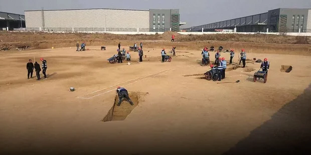 Cỗ quan tài nặng 3 tấn nằm trơ trọi trong lăng mộ. Có lẽ do những kẻ trộm mộ không thể mang theo trang thiết bị để vận chuyển cỗ quan tài có kích thước lớn hiếm có trong lịch sử như vậy nên đành bỏ mặc nó nằm ở đây. (Ảnh minh họa)