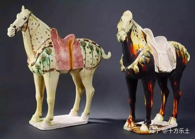 Các tác phẩm có thêm màu xanh coban để tạo hiệu ứng đốm xanh thậm chí làm cho gốm quý hiếm hơn.