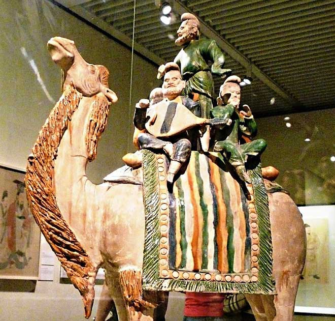 Trong thời kỳ thịnh vượng của nhà Đường Gốm tráng men còn được mệnh danh là đại diện của nghệ thuật thời Đường, chủ yếu được làm từ men màu vàng, trắng và xanh lục nên được gọi là “Đường Tam Thải”.