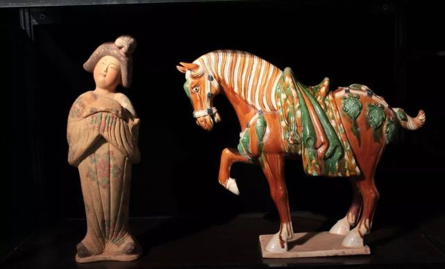 Trên thực tế, ngoài ba màu thông thường, nhiều đồ vật của gốm có nhiều màu sắc.