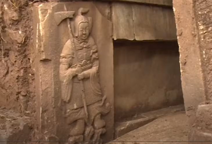 Cách đây không lâu, các nhà khảo cổ học Trung Quốc cũng mới phát hiện thêm 4 ngôi mộ có niên đại hơn 2.000 năm tại tỉnh Tứ Xuyên, phía Tây Nam Trung Quốc.