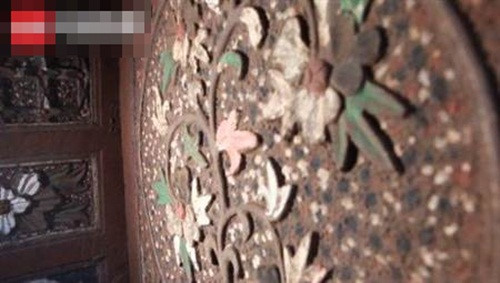 Các bức tường bao quanh khu mộ đều được sơn bằng màu sắc rất đẹp, vẽ hoa văn tinh xảo, màu sắc vẫn còn tươi đẹp, sống động. Việc bảo tồn có thể nói là cực kỳ hoàn chỉnh.