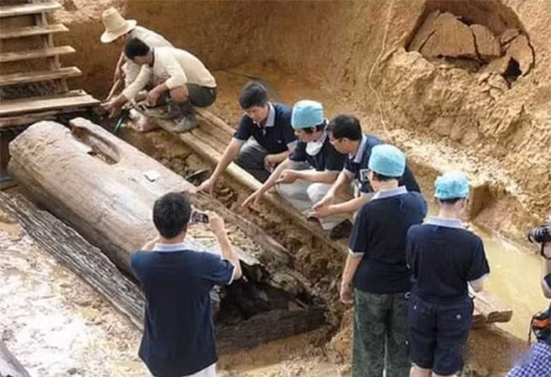 Một số tinh thể lớn nhất có chiều dài 8,5 cm. Các chuyên gia tiến hành nghiên cứu tinh thể này để tìm hiểu vì sao người xưa đặt nó vào trong quan tài khiến các bộ hài cốt phát quang.