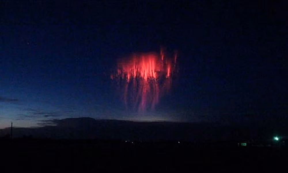 Hiện tượng sét màu đỏ dị thường được ghi lại ở bang Kansas, Mỹ. (Ảnh: Baidu)