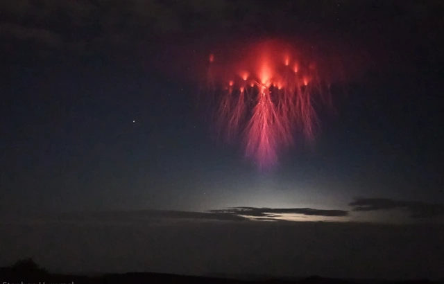 Do tốc độ và vị trí hình thành, sét dị hình rất khó quan sát từ mặt đất. Các phi hành gia từ Trạm Vũ trụ Quốc tế (ISS) là những người có nhiều khả năng quan sát thấy sét dị hình màu đỏ nhất.