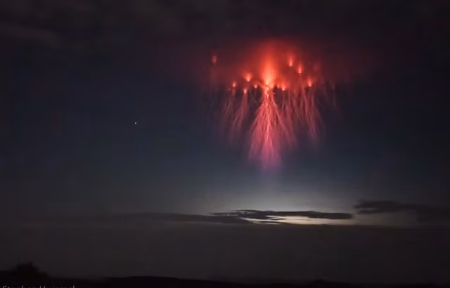 Do tốc độ và vị trí hình thành, sét dị hình rất khó quan sát từ mặt đất. Các phi hành gia từ Trạm Vũ trụ Quốc tế (ISS) là những người có nhiều khả năng quan sát thấy sét dị hình màu đỏ nhất.