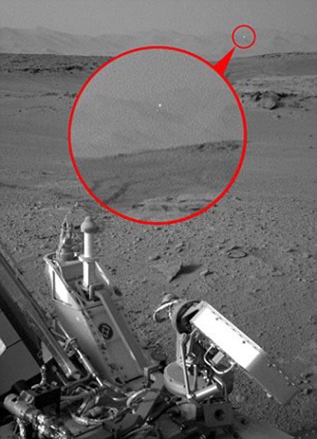 Bức ảnh cho thấy xuất hiện trên không trung sao Hỏa đều là một đốm sáng bay kỳ lạ đang hạ cánh xuống bề mặt sao Hỏa.