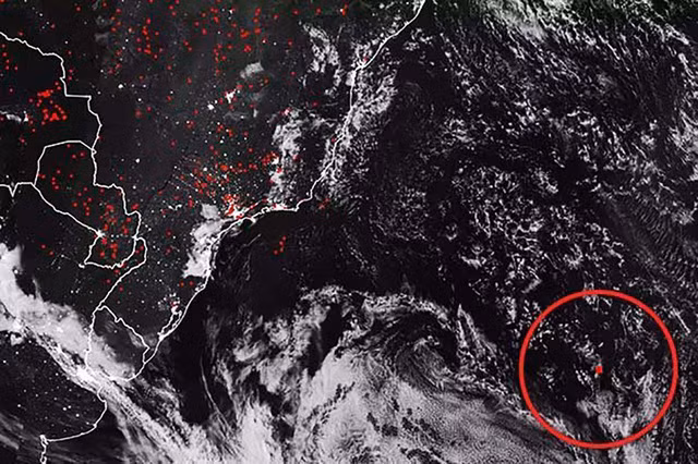 Tuy nhiên, lá chắn này yếu đi nhiều trong vòng 160 năm qua và các nhà khoa học dự đoán nó có thể đang trong quá trình đảo chiều. Điều này có nghĩa cực từ sẽ thay đổi và la bàn sẽ chỉ về phía nam thay vì phía bắc.