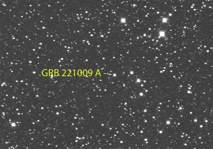 Điều khiến GRB 221009A thực sự khác thường là sự phát triển của ánh hào quang không tương ứng với lý thuyết tiêu chuẩn.