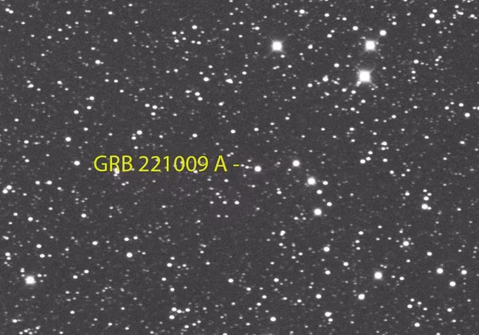 Điều khiến GRB 221009A thực sự khác thường là sự phát triển của ánh hào quang không tương ứng với lý thuyết tiêu chuẩn.