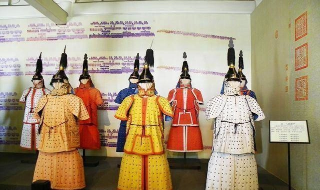 Ngoài ra, phần nhọn của mũ cũng giúp ngăn chặn các loại vũ khí cùn như búa. Trên chiến trường cổ đại, có nhiều loại vũ khí được sử dụng. Thiết kế này nhằm làm giảm độ chính xác khi bị tấn công, từ đó bảo vệ phần đầu khỏi những lực tác động mạnh.