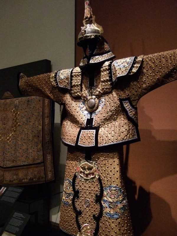 Chiến trường không thể tránh khỏi cảnh hỗn loạn, nên người ta cần dấu hiệu phân biệt để không tàn sát nhầm người cũng như nghe theo đúng người chỉ huу của mình.