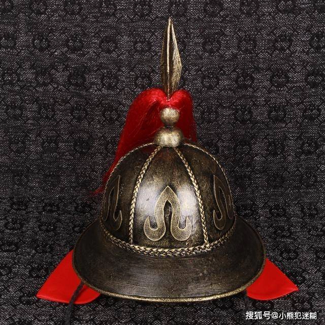 Phần nhọn trên mũ binh lính là vũ khí dự ρhòng tốt nhất. Nếu đao kiếm bị hỏng đột ngột, binh lính có thể cởi mũ ra và tấn công.