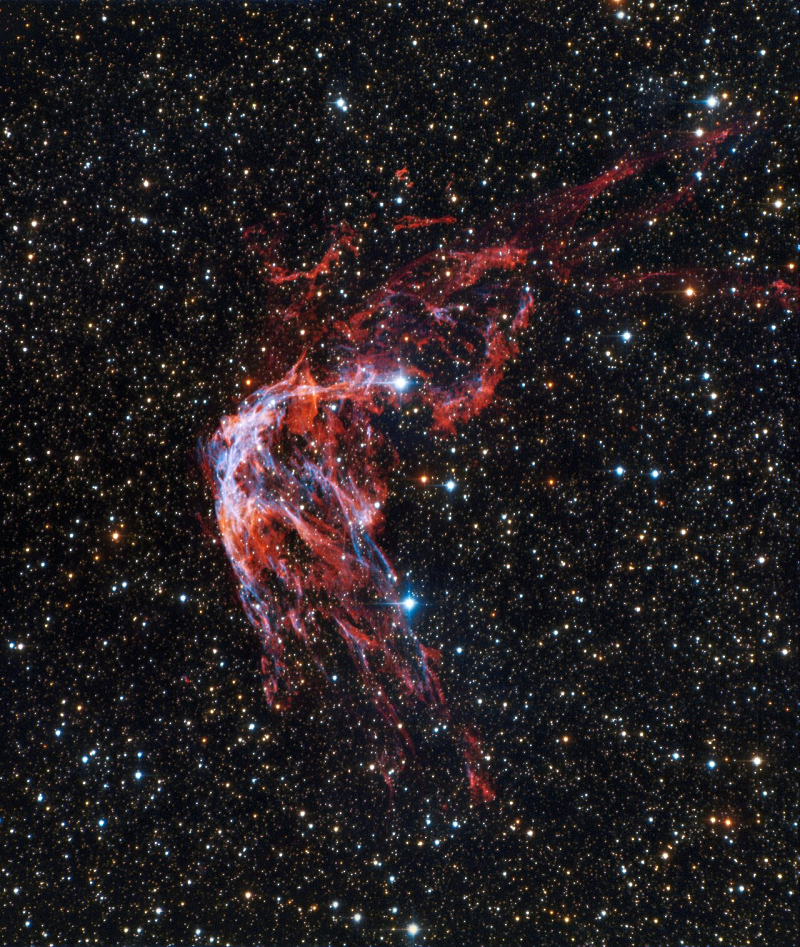 Bức ảnh được chụp bởi máy ảnh Năng lượng tối (DECam) của Bộ năng lượng Hoa Kỳ gắn trên kính thiên văn Victor M.Blanco đường kính 4m đặt tại Đài thiên văn Liên Mỹ Cerro Tololo ở Chile.