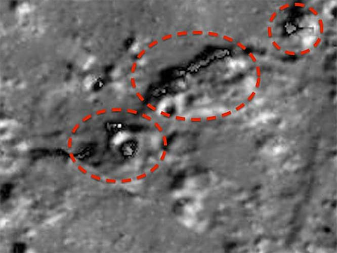 Mặc dù NASA đã từng nhiều lần đưa ra xác nhận rằng sao Thủy, hành tinh gần Mặt trời nhất, rất khó để có sự sống, nhưng các nhà theo thuyết âm mưu vẫn cố gắng tìm kiếm không ngừng những manh mối chứng tỏ người ngoài hành tinh ở đó. Bằng cách phân tích hình ảnh của hành tinh này.