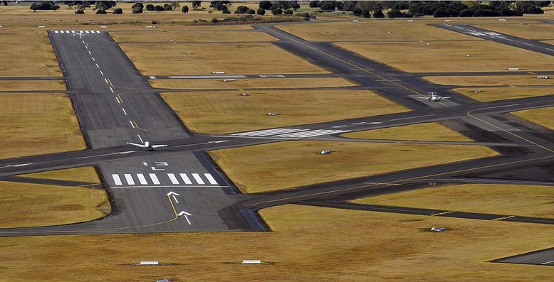 Frederick cũng không thông báo cho Sân bay tại King Island về ý định sẽ hạ cánh ở đó, đi ngược lại quy trình chuẩn của một phi công.