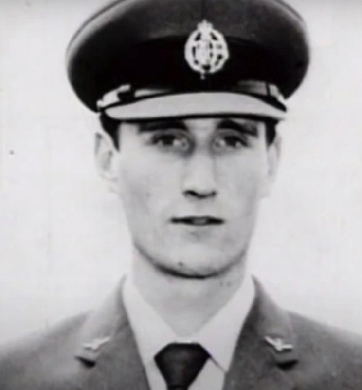 Phi công Frederick Valentich có chuyến bay định mệnh vào tối ngày 21/10/1978. Ông mất tích bí ẩn trong chuyến hành trình này và nhiều giả thuyết cho rằng vu việc này có liên quan đến UFO.