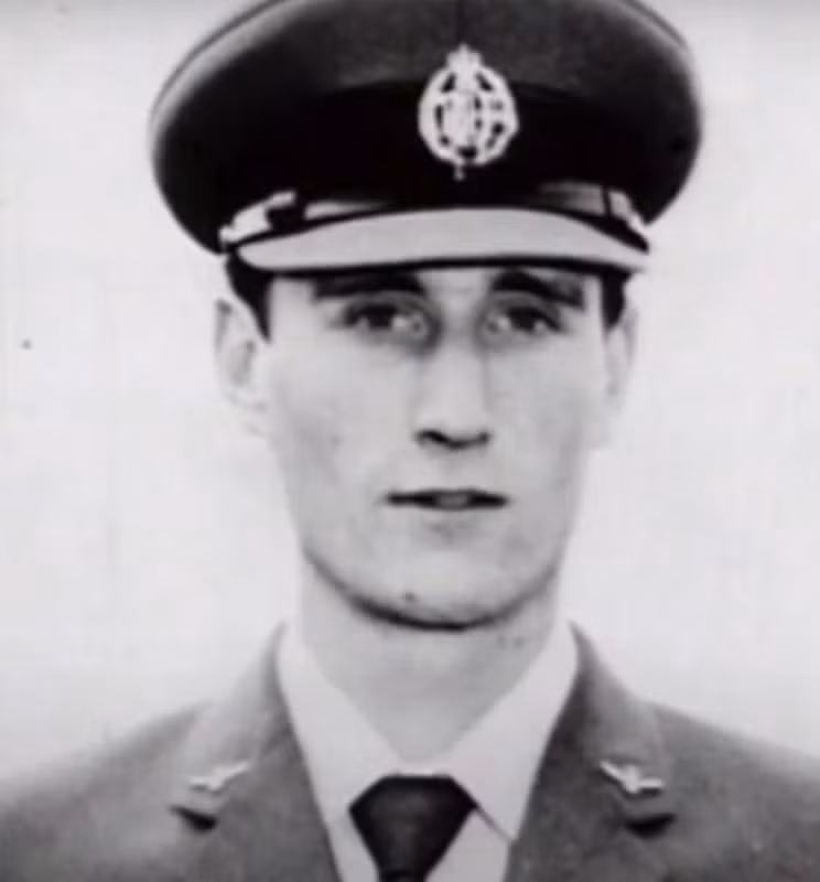 Phi công Frederick Valentich có chuyến bay định mệnh vào tối ngày 21/10/1978. Ông mất tích bí ẩn trong chuyến hành trình này và nhiều giả thuyết cho rằng vu việc này có liên quan đến UFO.