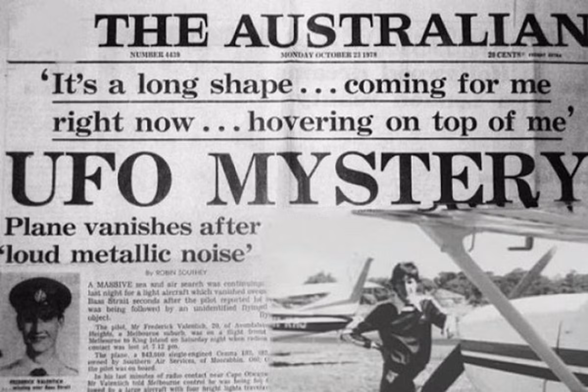 Bất ngờ, vật thể lạ cố gắng tiếp cận máy bay của phi công Frederick. Một lúc sau, ông nghe thấy tiếng động lạ.