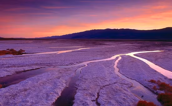 Trải dài trên 300km giữa hai bang California và Nevada của Mỹ, Thung lũng chết là nơi có những hiện tượng thiên nhiên kỳ lạ, thu hút nhiều du khách tham quan, khám phá.