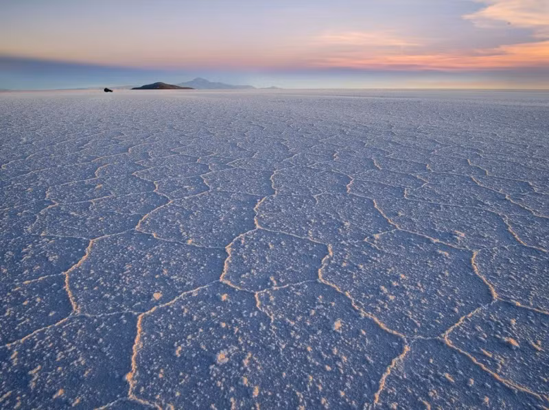 Trước đây, giới nghiên cứu cho rằng lớp vỏ muối của sa mạc khô dần, hình thành các vết nứt và hoa văn hình lục giác xung quanh đó.