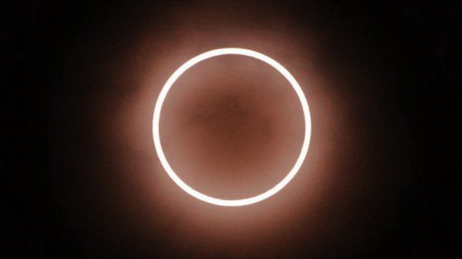 Nhẫn lửa là hiện tượng nhật thực hình khuyên xảy ra khi Mặt Trăng đi qua giữa Mặt Trời và Trái Đất nhưng lại ở quá xa Trái Đất để có thể che lấp hoàn toàn. Do đó, Mặt Trăng có vẻ sẽ nhỏ hơn Mặt Trời và không che phủ hoàn toàn Mặt Trời, tạo ra quầng lửa hình chiếc nhẫn.