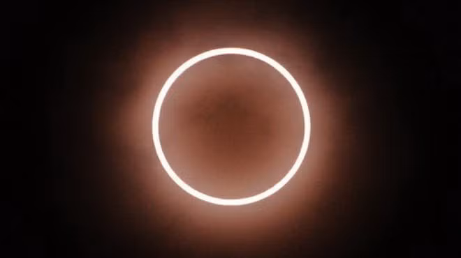 Nhẫn lửa là hiện tượng nhật thực hình khuyên xảy ra khi Mặt Trăng đi qua giữa Mặt Trời và Trái Đất nhưng lại ở quá xa Trái Đất để có thể che lấp hoàn toàn. Do đó, Mặt Trăng có vẻ sẽ nhỏ hơn Mặt Trời và không che phủ hoàn toàn Mặt Trời, tạo ra quầng lửa hình chiếc nhẫn.