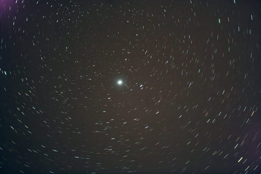 Trái đất không có một trục cố định vì nó luôn di chuyển xoay tròn theo thời gian. Chính vì vậy Sao Bắc Đẩu có thể không nằm chính xác trên trục quay của Trái đất mà bay vòng quanh bầu trời mỗi đêm với quỹ đạo nhỏ không thể phát hiện bằng mắt thường.