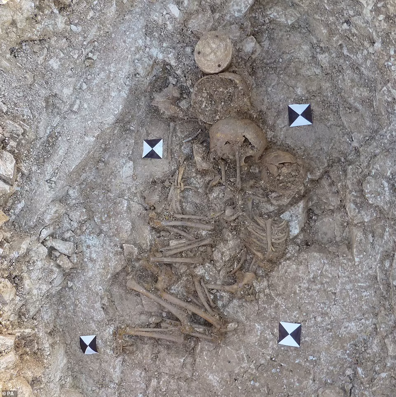 Quan that truoc canh tuong ben trong ngoi mo co 5.000 tuoi o Anh