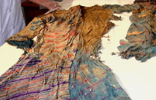 Quần áo của vua Quang Tự đã mục nát. Bùn, nước ngấm vào bên trong quan tài. Do vậy, bên trong quan tài sực mùi ẩm mốc. Điều này khiến các chuyên gia nôn ói ngay khi mở nắp quan tài.