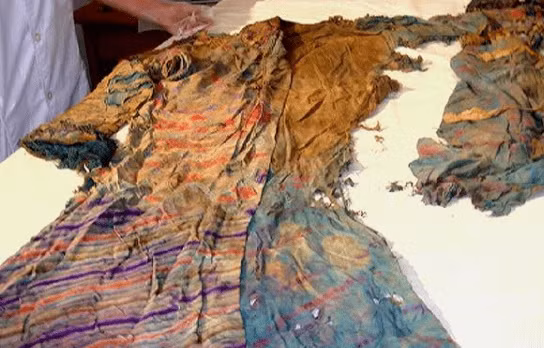 Quần áo của vua Quang Tự đã mục nát. Bùn, nước ngấm vào bên trong quan tài. Do vậy, bên trong quan tài sực mùi ẩm mốc. Điều này khiến các chuyên gia nôn ói ngay khi mở nắp quan tài.