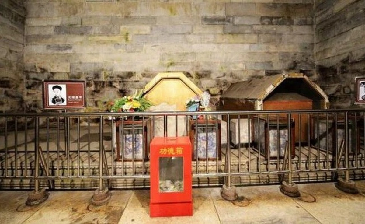 Từ những chi tiết này, các chuyên gia suy đoán Sùng Lăng đã từng bị những kẻ trộm mộ ghé thăm. Vì vậy, họ cho rằng nhiều đồ tùy táng trong lăng mộ cũng như trong quan tài đã bị trộm mộ lấy đi.