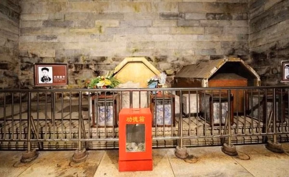 Từ những chi tiết này, các chuyên gia suy đoán Sùng Lăng đã từng bị những kẻ trộm mộ ghé thăm. Vì vậy, họ cho rằng nhiều đồ tùy táng trong lăng mộ cũng như trong quan tài đã bị trộm mộ lấy đi.