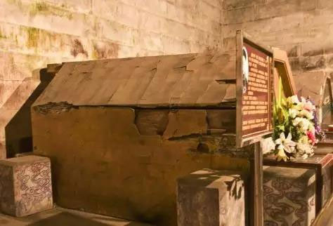 Sau đó, các chuyên gia kiểm tra cỗ quan tài và có những phát hiện bất ngờ. Họ nhận thấy thi hài vua Quang Tự bị úp xuống, chỉ còn một chiếc giày ở một bên chân và xung quanh hài cốt có nhiều mảnh vụn, mảnh vỡ.