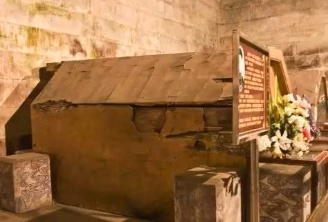 Sau đó, các chuyên gia kiểm tra cỗ quan tài và có những phát hiện bất ngờ. Họ nhận thấy thi hài vua Quang Tự bị úp xuống, chỉ còn một chiếc giày ở một bên chân và xung quanh hài cốt có nhiều mảnh vụn, mảnh vỡ.