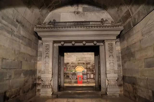 Thế nhưng, khi mở nắp quan tài vua Quang Tự để kiểm tra bên trong còn những thứ gì, các chuyên gia ngửi thấy mùi đáng sợ sộc lên mũi và nôn ói.